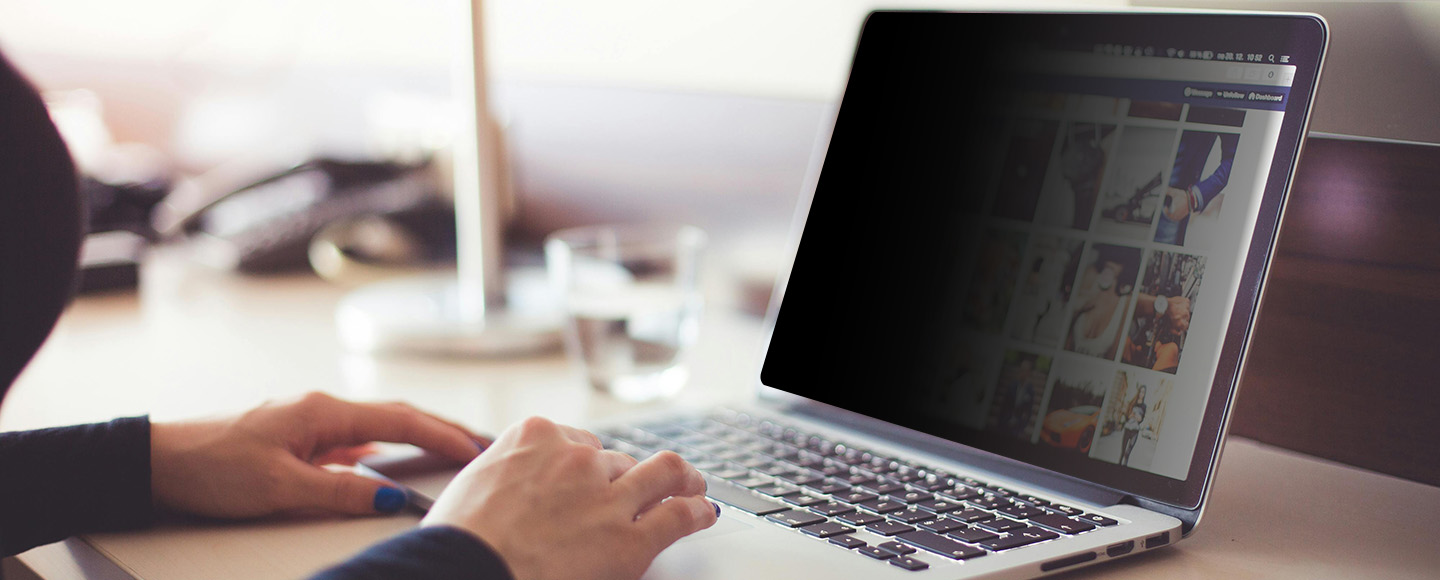 Privacy Filter on a laptop